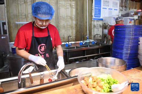 湖南一麻辣烫店因帅气店员走红